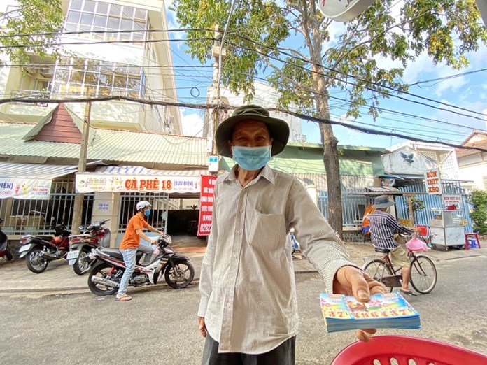Mua vé số ở người bán vé số dạo là một cách phổ biến